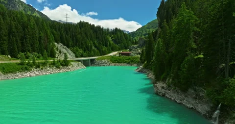 Aerial view of a beautiful Lai da Marmorera reservoir lake with turquoise water Video stock 302072352