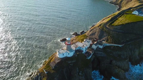 Aerial view of beautiful lighthouse on a cliff in Howth, Ireland Vidéo 87766086