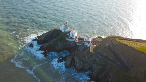 Aerial view of beautiful lighthouse on a cliff in Howth, Ireland 库存影片 87767261