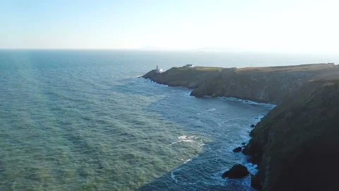 Aerial view of beautiful lighthouse on a cliff in Howth, Ireland Vidéo 87781458