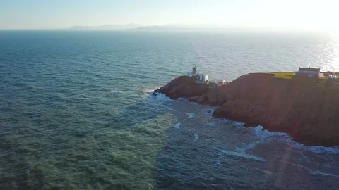 Aerial view of beautiful lighthouse on a cliff in Howth, Ireland 库存影片 87782048
