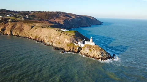 Aerial view of beautiful lighthouse on a cliff in Howth, Ireland 库存影片 87784252