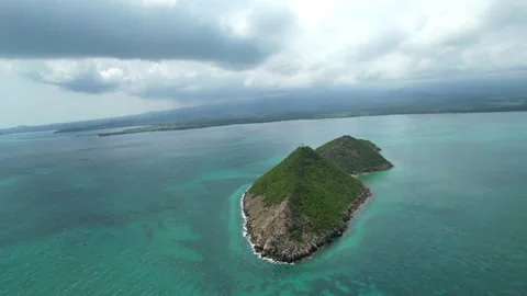 Aerial view behind from ilheu das cabras in São Tomé,Africa.
backwards Drone 動画素材 328699471