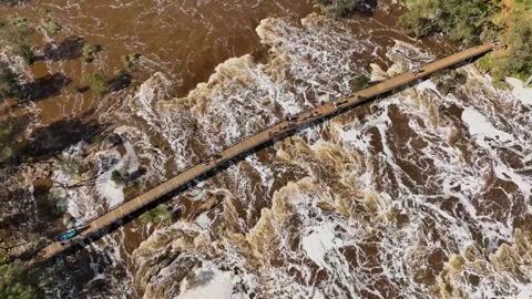 Aerial view of Bells Rapids Park footbridge in Australia. Vidéo 345049637