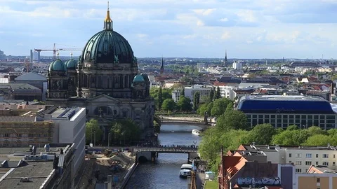 Aerial view of Berlin skyline and Spree river on a bright sunny day. Видео 89153085