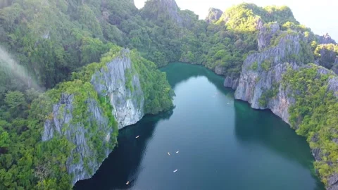 Aerial view of big lagoon on miniloc island in el nido 스톡 동영상 342575594