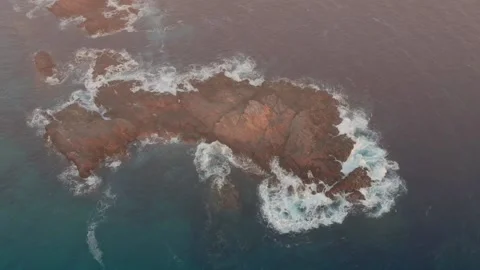 Aerial view of big ocean rocks in a virgin beach. 库存影片 134089360