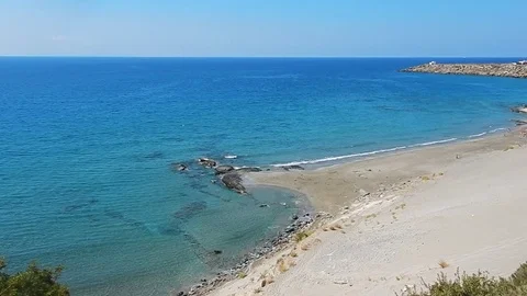 An aerial view of a big sandy beach with turquoise sea, Crete, Greece. Vídeos de archivo 77137953