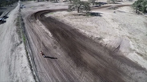 Aerial view of a biker doing a jump on a desert race track in slow motion Video stock 92105890