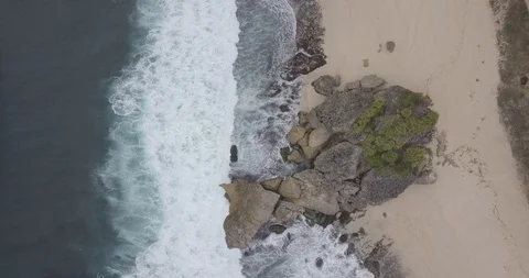 Aerial view, bird view, tilt up from the waves to the beautiful white sand be Stock Footage 121647831