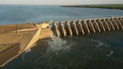 Aerial view of Bloemhof Dam wall, rise up to reveal high water in reservoir Vidéo 252135952