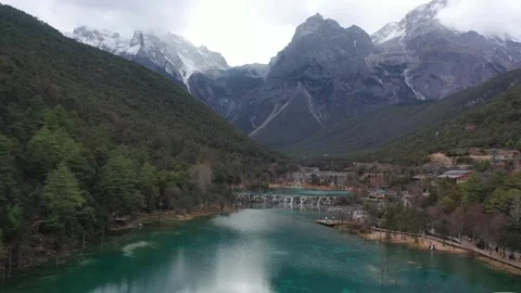 Aerial view of Blue Moon Valley and Jade Dragon Snow Mountain in Lijiang, China Vídeos de archivo 345045092