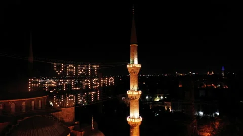 Aerial view of Blue Mosque. There says "It's time to share time." Vídeos de archivo 136989245