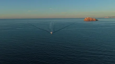 Aerial view of boat navigating calm ocean water at sunset Vidéo 330420784