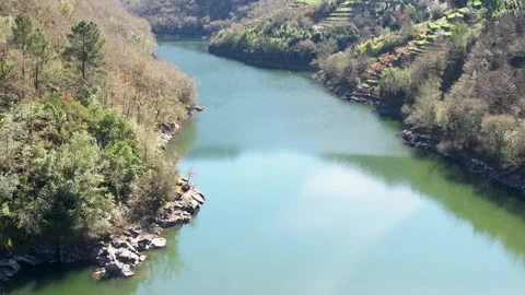 Aerial view of boat navigating deep river canyon The Concept of Journey thr.. 库存影片 327752675
