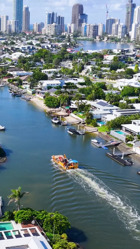 Aerial View of Boat Navigating Gold Coast Canal Near Surfers Paradise Vídeo Stock 333288993