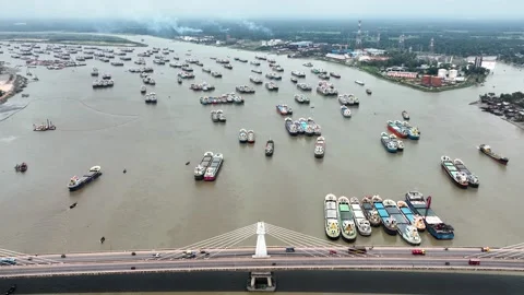 Aerial view of boats on Karnaphuli river, Bangladesh. Stock Footage 315516317