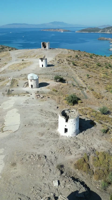 Aerial view of Bodrum windmills, Bodrum, Mugla, Turkey. Vidéo 319290464