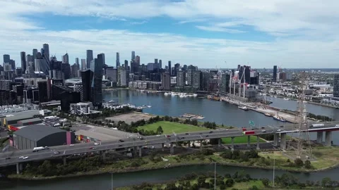 Aerial view of Bolte Bridge with traffic Vidéo 332722650