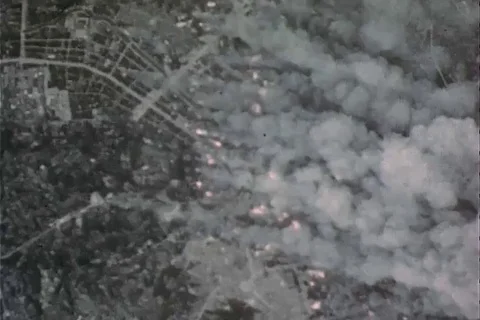 Aerial view of bombs exploding on the city after being dropped from B-29 - 1945 Vídeos de archivo 100286060