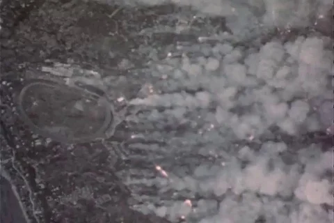 Aerial view of bombs exploding on the city after being dropped from B-29 - 1945 Vídeos de archivo 100286071