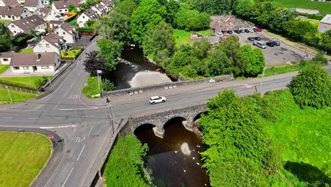 Aerial view of the bridge over the braid river Knockan Rd Riverside walk Br.. Foto stock