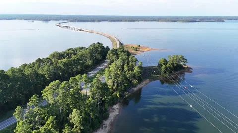 Aerial View of Bridge Over Clarks Hill Lake known as Strom Thurmond Reservoir 库存影片 336507607