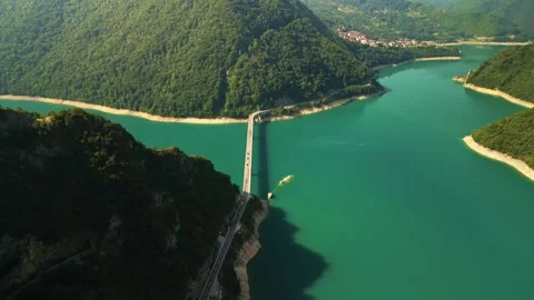 Aerial view of the bridge over emerald Piva Lake in Montenegro. 库存影片 335652065