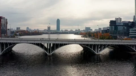 Aerial view of the bridge over the river in the city center Video stock 220757998