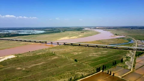 Aerial view of the bridge spanning the Yellow River Vídeo Stock 293336637