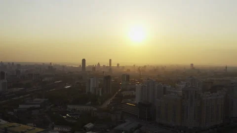Aerial view of the bright orange sunset over the city. Vídeo Stock 134887497