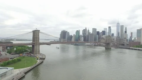 Aerial view of Brooklyn bridge under overcast sky Video stock 76916544