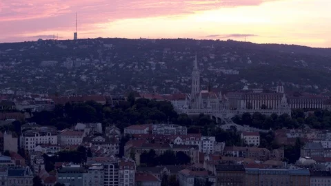 Aerial view of the Buda Castle in Budapest sunset - drone video Vídeo Stock 98928320