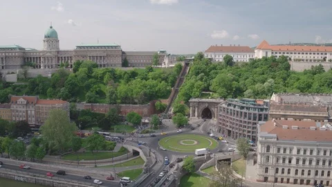 Aerial view of the Buda Castle overlooking the Danube river in Budapest - drone Vídeo Stock 98774128