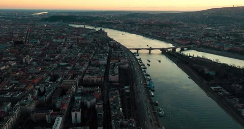 Aerial View of Budapest at Sunset with Danube River, Bridges, and Parliament Vidéo 327414889