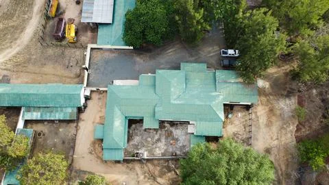 Aerial view of a building complex with green roofs surrounded by trees and Fotos de archivo