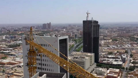 Aerial view of a building crane in Riyadh, Saudi Arabia Vídeos de archivo 157787120