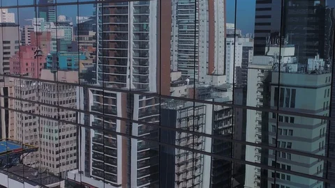 Aerial view to the building reflecting the Marginal Pinheiros, Sao Paulo, Vídeo Stock 128799320