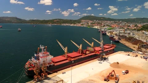 Aerial View Of Bulk Carrier At Sand Terminal With Setubal Cityscape Vidéo 339031640