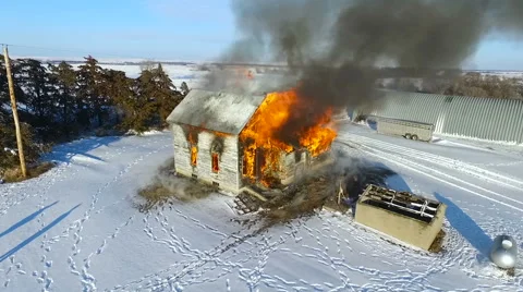 Aerial View of Burning House on Fire Vídeo Stock 61743320