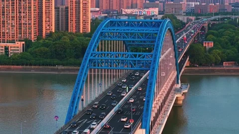 Aerial view of a bustling bridge with traffic and a vibrant city skyline Stockbeeldmateriaal 333774075