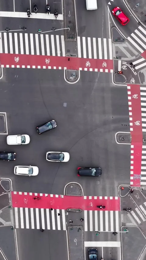 Aerial view of busy city intersection with cars and pedestrians crossing bu.. Video stock 339344722