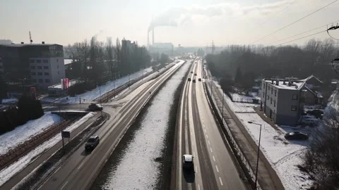 Aerial view of busy highway with multiple vehicles traveling along snowy Видео 335883953
