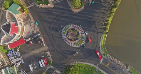 Aerial view of a busy roundabout in Da Lat, Vietnam with traffic and a lake Video stock 334632024