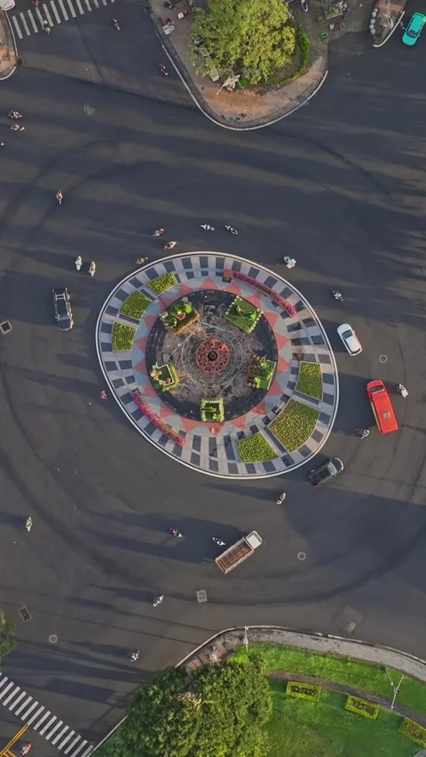 Aerial view of a busy roundabout in Da Lat, Vietnam with traffic and a lake Video stock 334634446