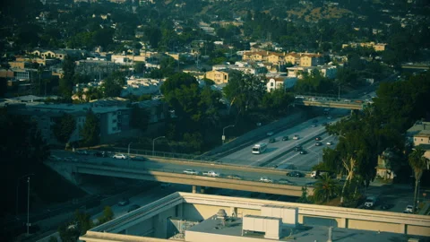 Aerial view of a busy traffic intersection at the edge of a city, with cars Vídeo Stock 281879586