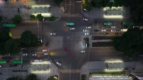 Aerial view of busy urban intersection with vehicles in motion at night Video stock 339124564