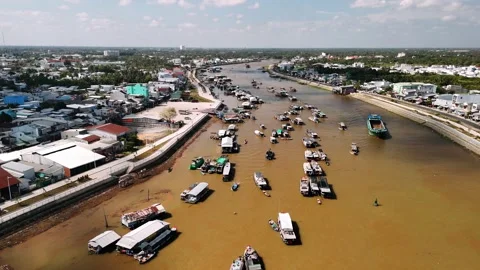 Aerial view of cai rang floating market in vietnam with many traditional bo.. Stockbeeldmateriaal 335018580