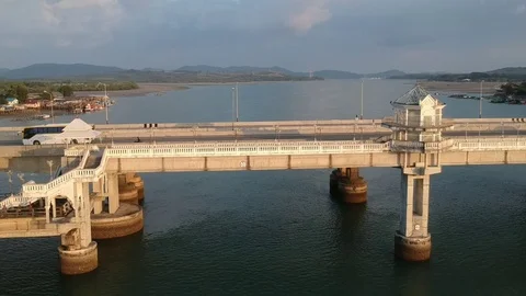 Aerial View Camera Moves Away from Sarasin Bridge Vídeo Stock 85346006