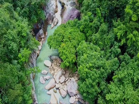 Aerial View Camera Moves up from Waterfall River in Jungle 库存影片 76239101